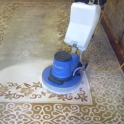 Замочуємо килим, наносимо антиалергенну та безфосфатну хімію та чистимо роторною машинкою